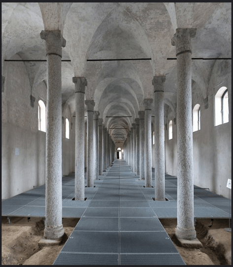 Immagine che contiene edificio, terra, esterni, marciapiede
Descrizione generata automaticamente